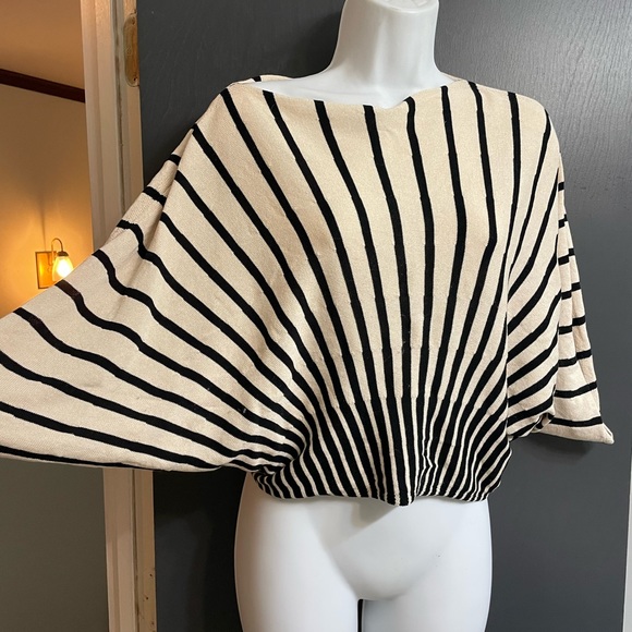 Cato Top with Butterfly sleeves - Picture 2 of 3